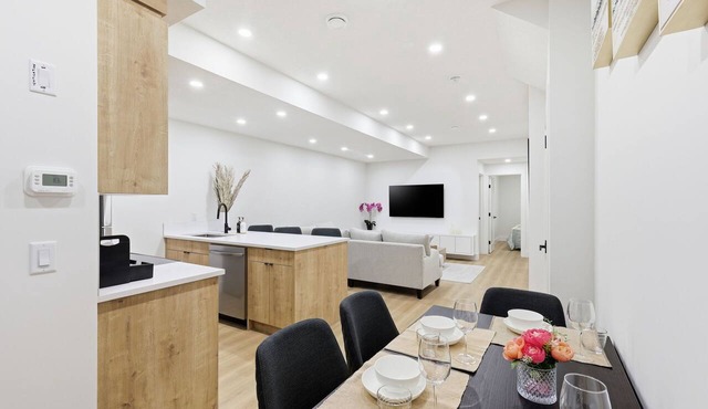 Modern 3BR Family Suite Downtown King Bed Parking