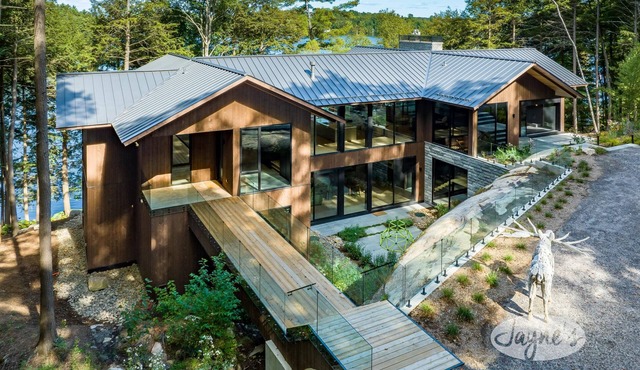 Modern 5 bed 7 bath cottage on Lake Rosseau with boathouse!
