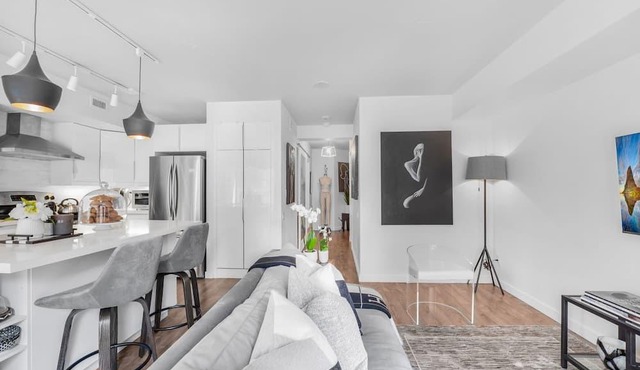 Modern and Luxurious Condo in the Downtown Core