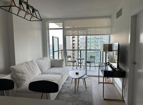 Modern apartment, free parking in King George Hub