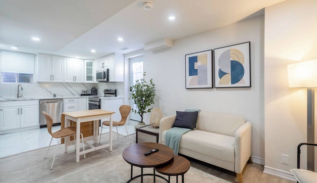 Modern Basement Apartment - Private entrance