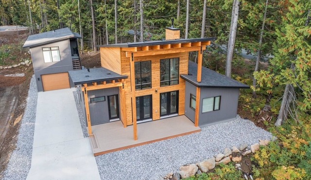 Modern Cabin w/loft walk to ski slopes & trails