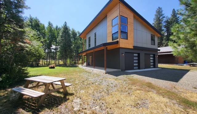 Modern charming 3-bedroom house in marvelous Ronald with WiFi, AC, Ping pong. in Ronald