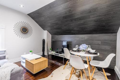 Modern City Suite with Rooftop Patios