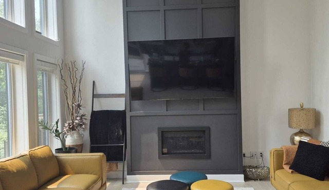 Modern Comfort + Private View. 30 mins to Ottawa downtown and Airport.
