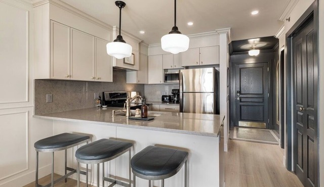 Modern Condo in Downtown Kelowna-HE426
