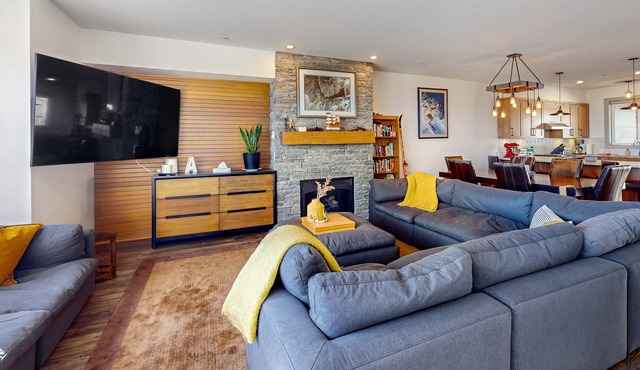 Modern, dog-friendly townhome with hot tub, fireplace & fast WiFi - ski-in/out