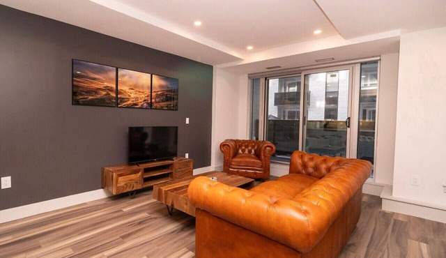 Modern Downtown 2BD/2BA Suite w/Balcony, Gym & City Views
