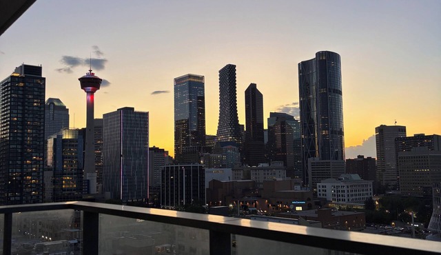 MODERN DOWNTOWN APARTMENT - Only a 5 minute walk to the Stampede grounds.