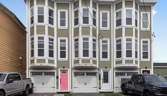 Modern Downtown Home - Garage & Parking - St Johns
