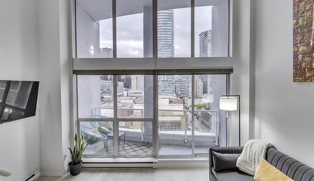 Modern DT Vancouver Loft. Parking included. Close to BC Place Stadium.