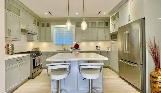 Modern, family friendly space with Air conditioning, 8 min to Downtown!