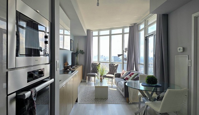 Modern High-Rise 1 BD Downtown Toronto Condo - With Parking & Balcony