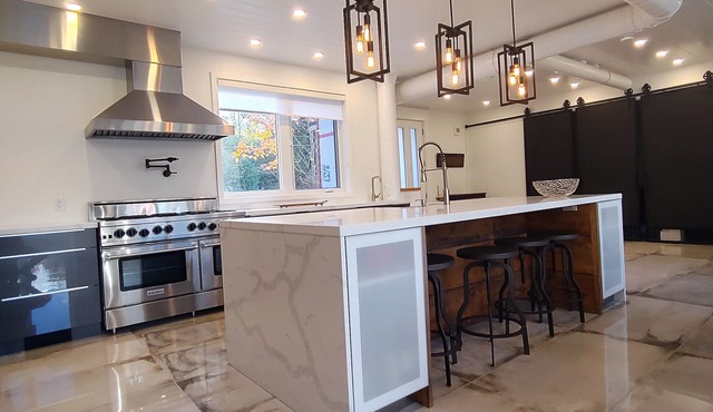 Modern Industrial Getaway - 1 minute walk to the Beach & Boat Launch