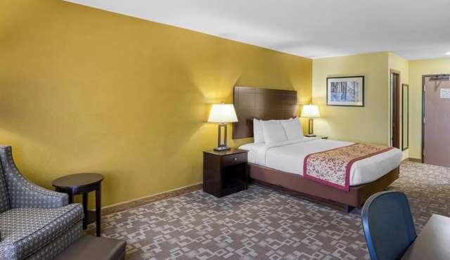 Modern King Room | Complimentary Hot Breakfast Buffet & Free On-Site Parking in Blackfoot