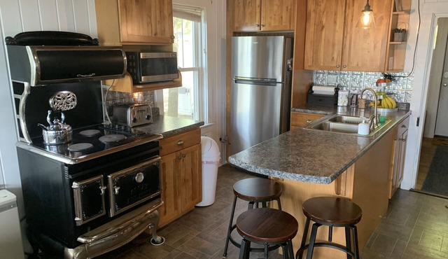 Modern Lakefront Camp on East Pond - cozy fire pit, 3 kayaks, canoe in Oakland