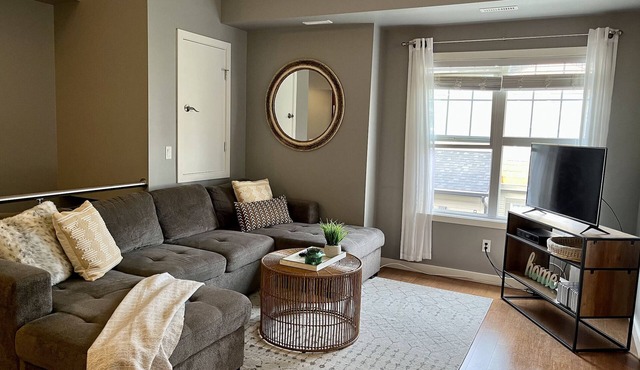 Modern Luxurious 2 BR Condo + Pool + Hot Tub + Games Room + Gym