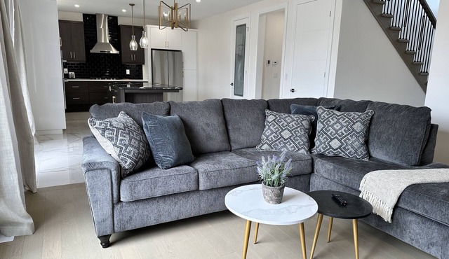 Modern Luxurious Getaway - minutes to riverfront, wineries, golf clubs