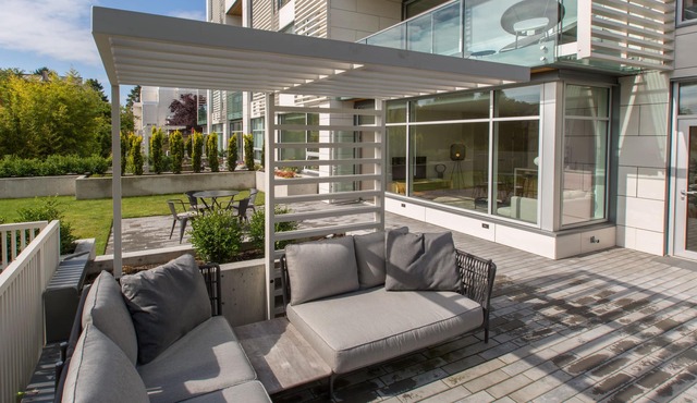 Modern Luxury on Beacon Hill Park by Victoria Prime!