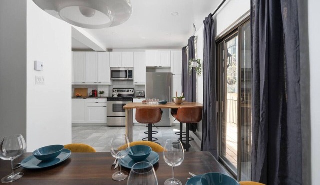 Modern Montreal, Patio & Paid Parking 10 Guest