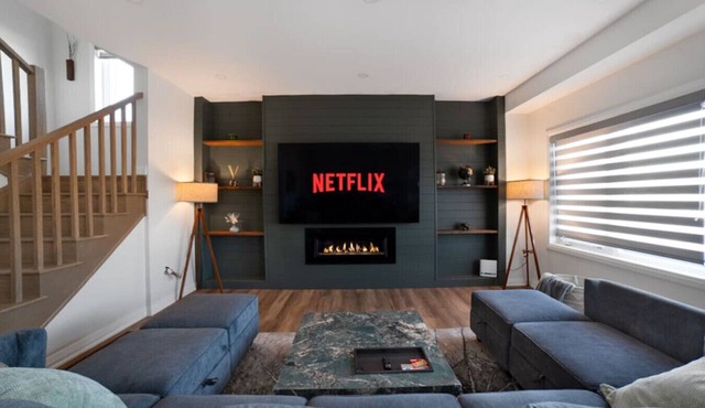 Modern Orillia Retreat - W/ Game Room