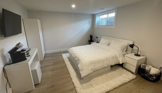 Modern & Private Townhouse Getaway - Minutes to Kal Beach & Rail Trail