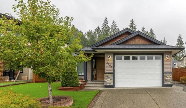 Modern Rancher with fenced yard, great as Island home base or quiet vacation.