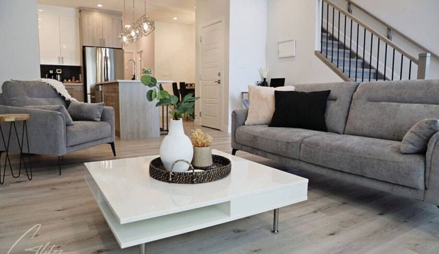 Modern Retreat 3 King Beds|Garage|Disney+