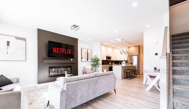Modern Retreat-3 King Beds-Garage-WiFi-Sleeps 10!