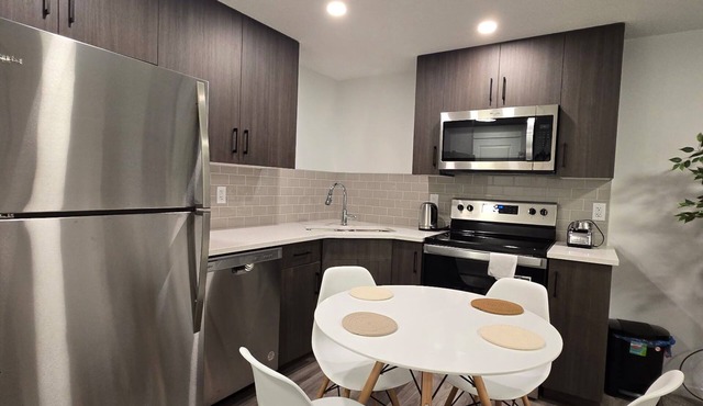 Modern Retreat Central Location All the Comforts of Home