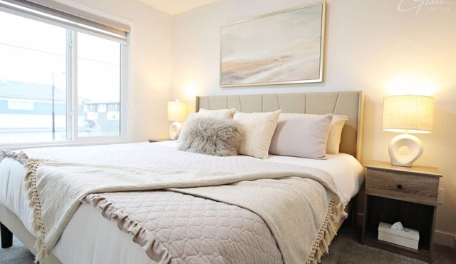 Modern Retreat With 4 King Beds|Airport|Disney+