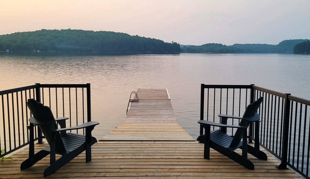 Modern- Rustic Muskoka Lakefront Cottage-sleeps up to 12. - Fall Getaway in Utterson