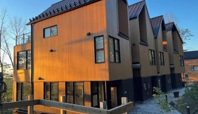 Modern ski-in/ski-out 3-bedroom condo nestled in the forest in Bromont in Bromont