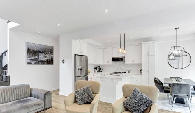 Modern & Spacious Retreat in Hamilton