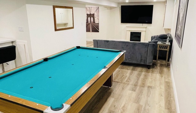 Modern Thorold Apt w/Pool Table