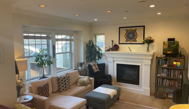 Modern townhome sleeps 6 with backyard, 10 min from downtown in desirable area