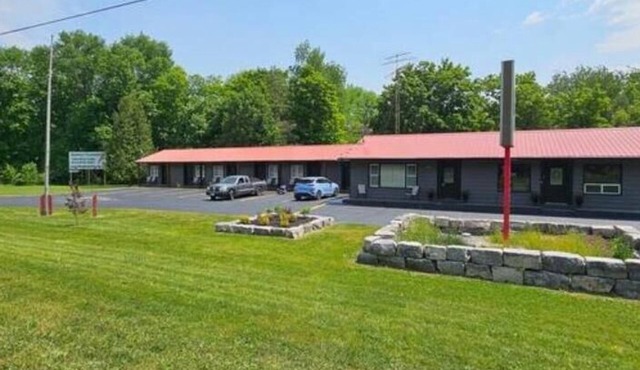 Moira Lake Motel - King Room in Madoc