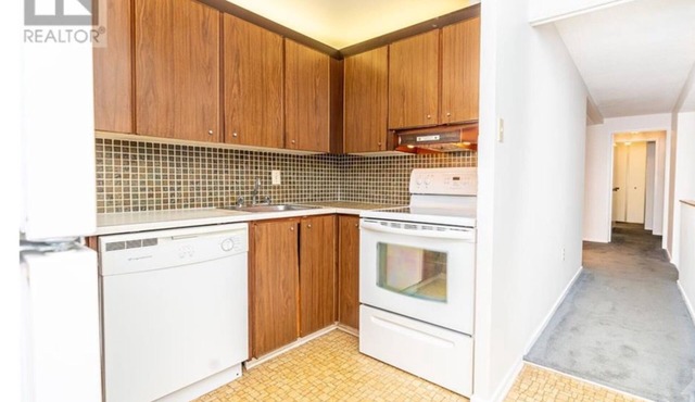 Monthly Spacious 2BR Furnished Apartment in Sandy Hill - AC+WIFI+ Heated Pool