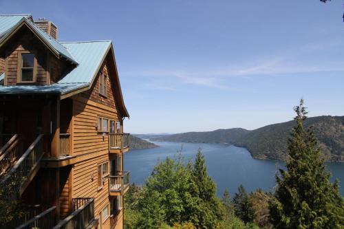 Moon Water Lodge in Malahat