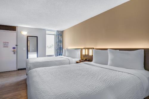 Motel 6 Brooks AB