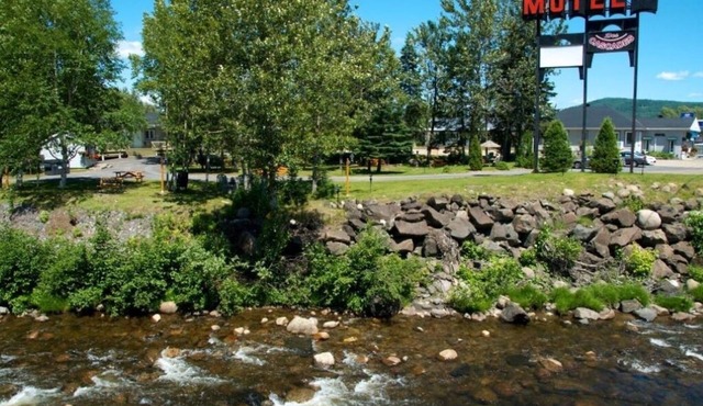 Motel Des Cascades: Double Room with 2 Double Beds