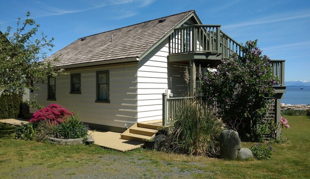 Motel with two private cottages each with Hot Tub and Gas Fireplace on the ocean