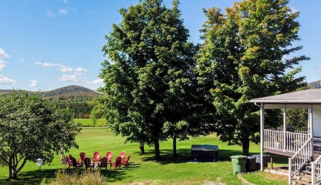 Mountain Views, Hot Tub, Bike Trail Access in Saint-Léonard-de-Portneuf