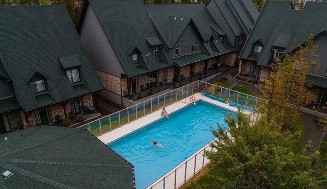 Mount Rundle Retreat: Pet-Friendly Escape with Heated Pool & Hot Tub