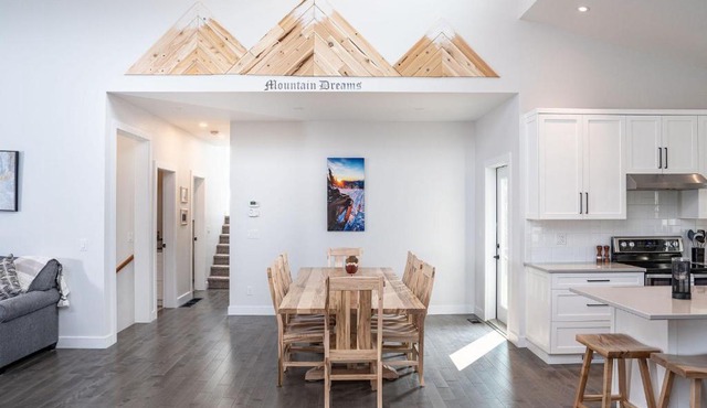 Mountain Dreams - Revelstoke Home Near RMR
