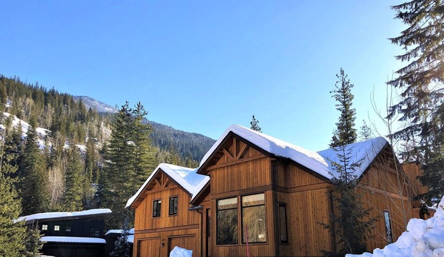 Mountain Gate Lodge, Luxury Vacation Home 2kms from Revelstoke Mountain Resort