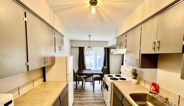 Mountain Top Floor Suite *Pet Friendly 2 Bedroom 1 Bath
