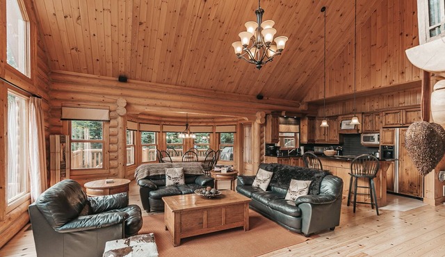 Mountain-View Cottage: Hot Tub, Sauna & Pool
