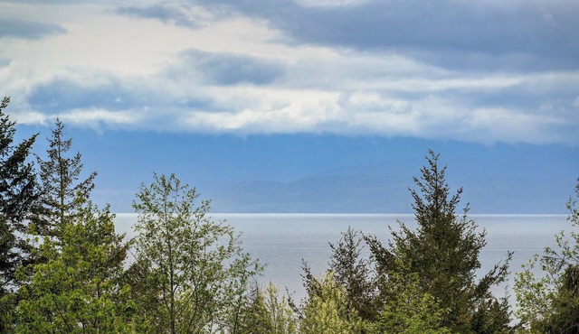 Mountaintop, ocean-view home minutes from hiking, beaches & more. Stair-free!