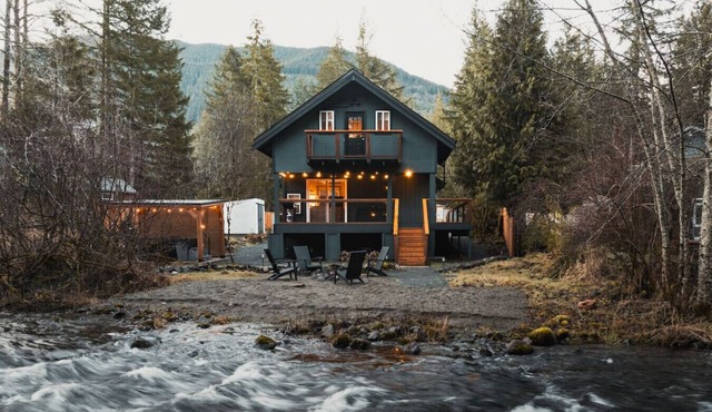 Mt Rainier Cabin- Waterfront/Hot Tub/EV/Firepit/AC in Ashford